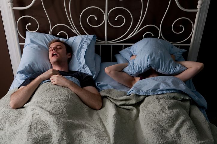 5 trucos caseros para no roncar más de noche