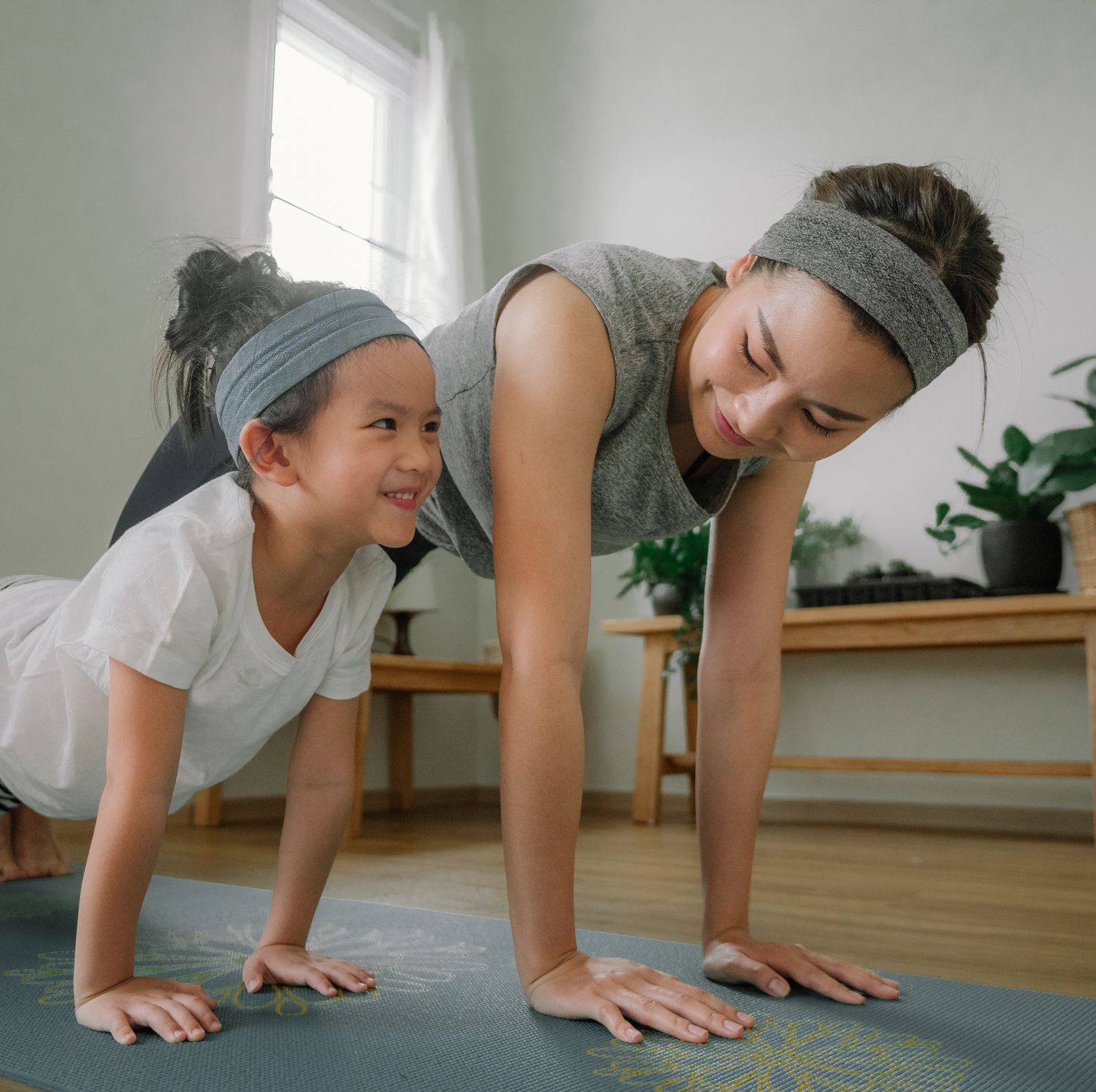 Vídeos y tablas para hacer ejercicio en casa, fácil y gratis