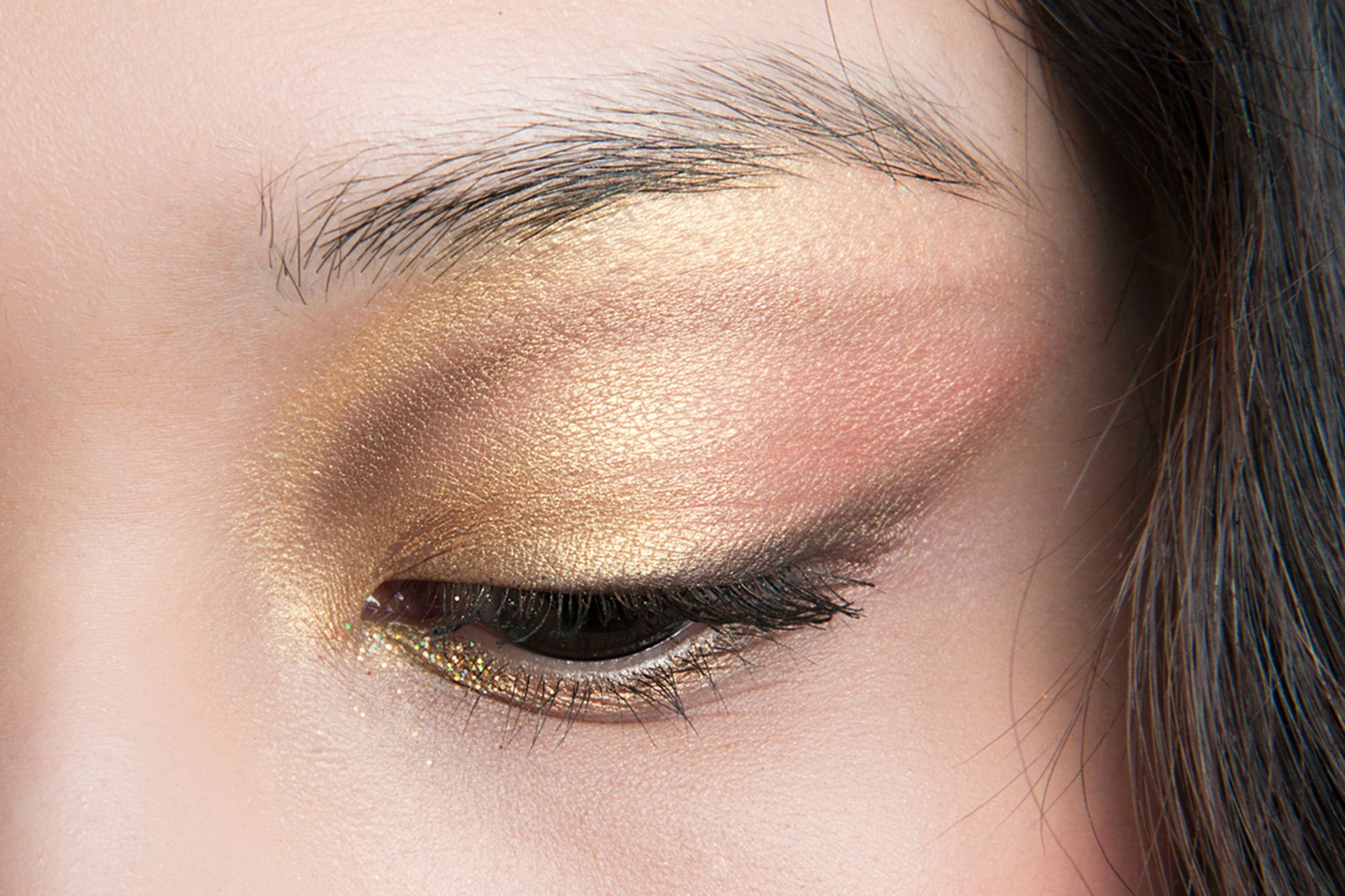Cómo maquillar los ojos con sombras doradas: 15 ideas para probar