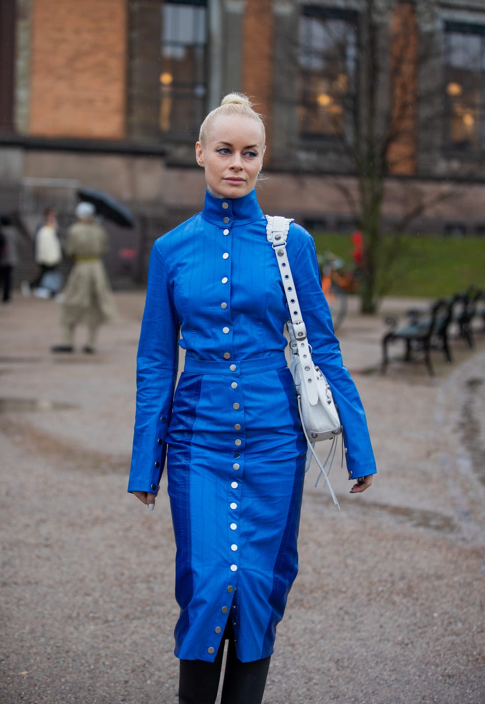 Ropa deportiva de mujer en azul en una hermosa modelo delgada