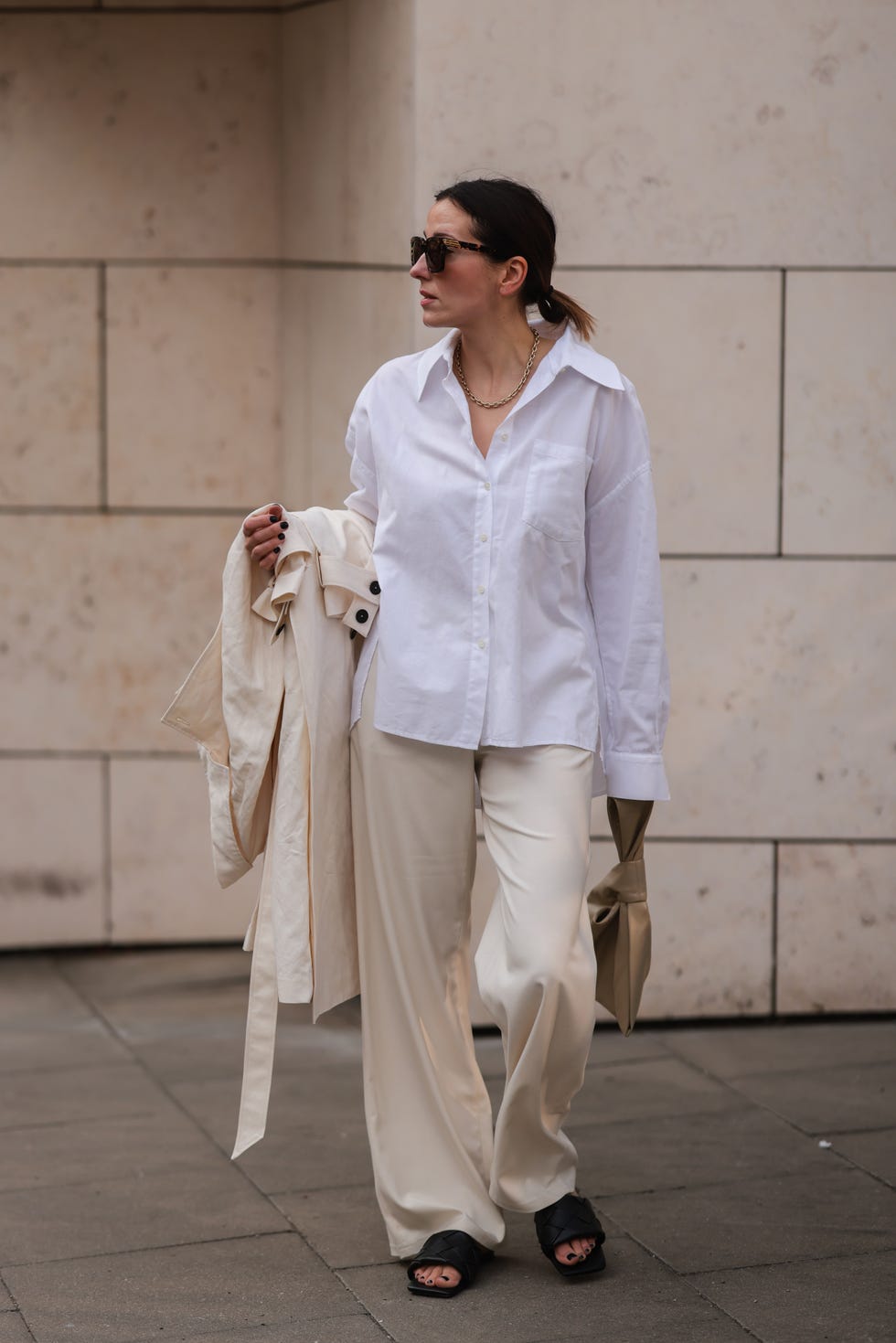 look minimalista con pantalón y gabardina beige, camisa blanca