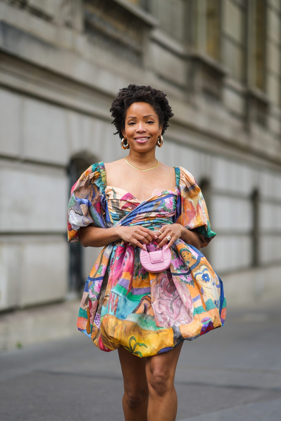 look de vestido estampado con mangas con volumen