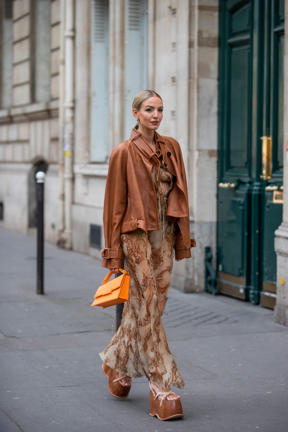 look bohemio con vestido estampado, cazadora de cuero y plataformas de madera