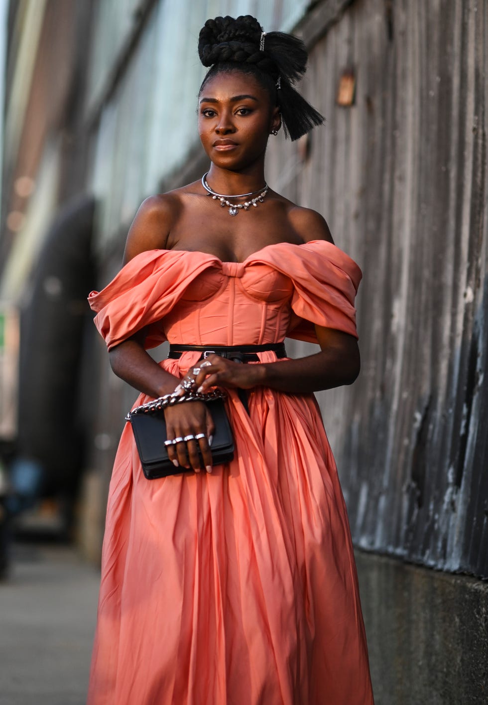 look con vestido drapeado naranja