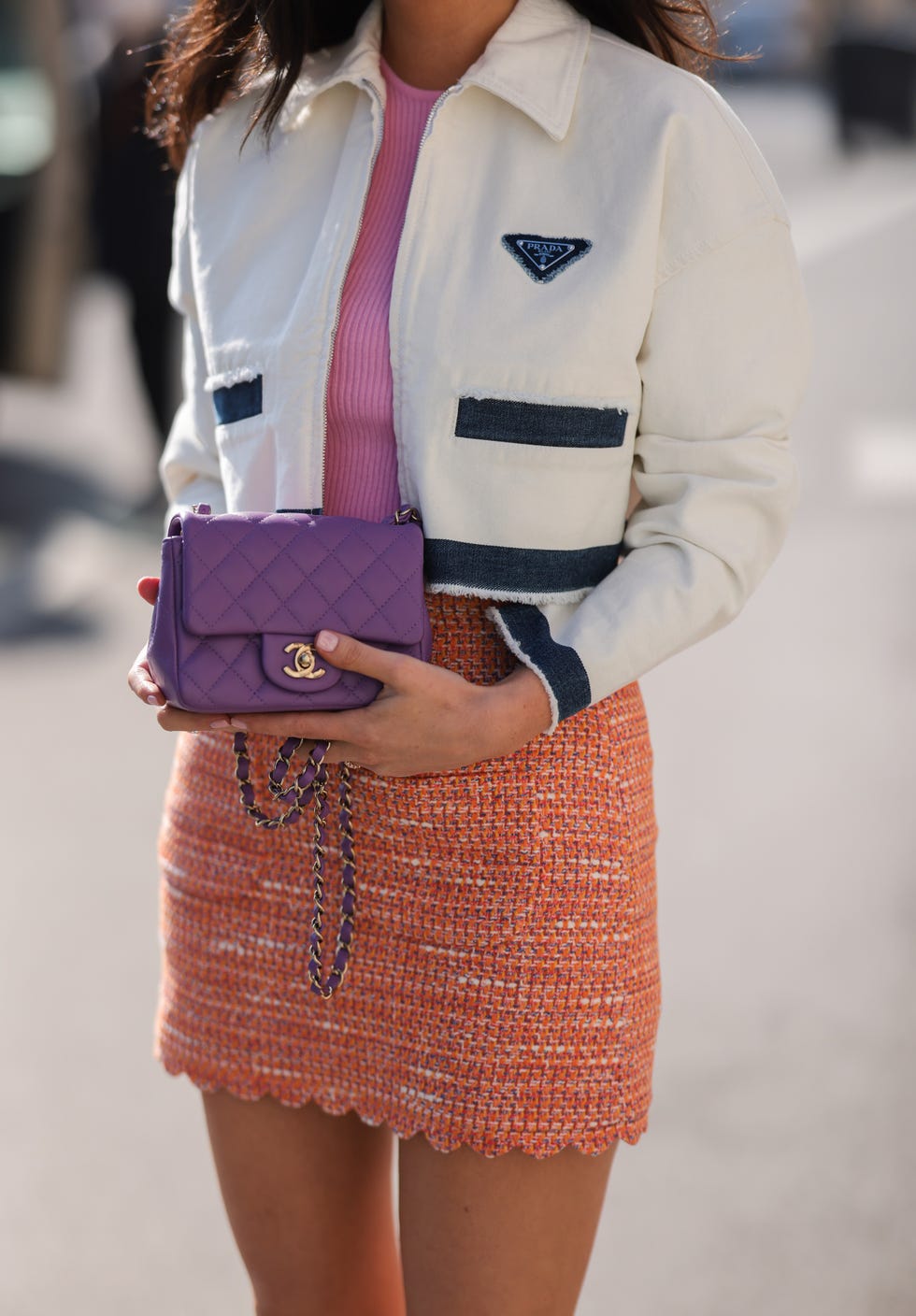 look con cazadora y falda de tweed naranja