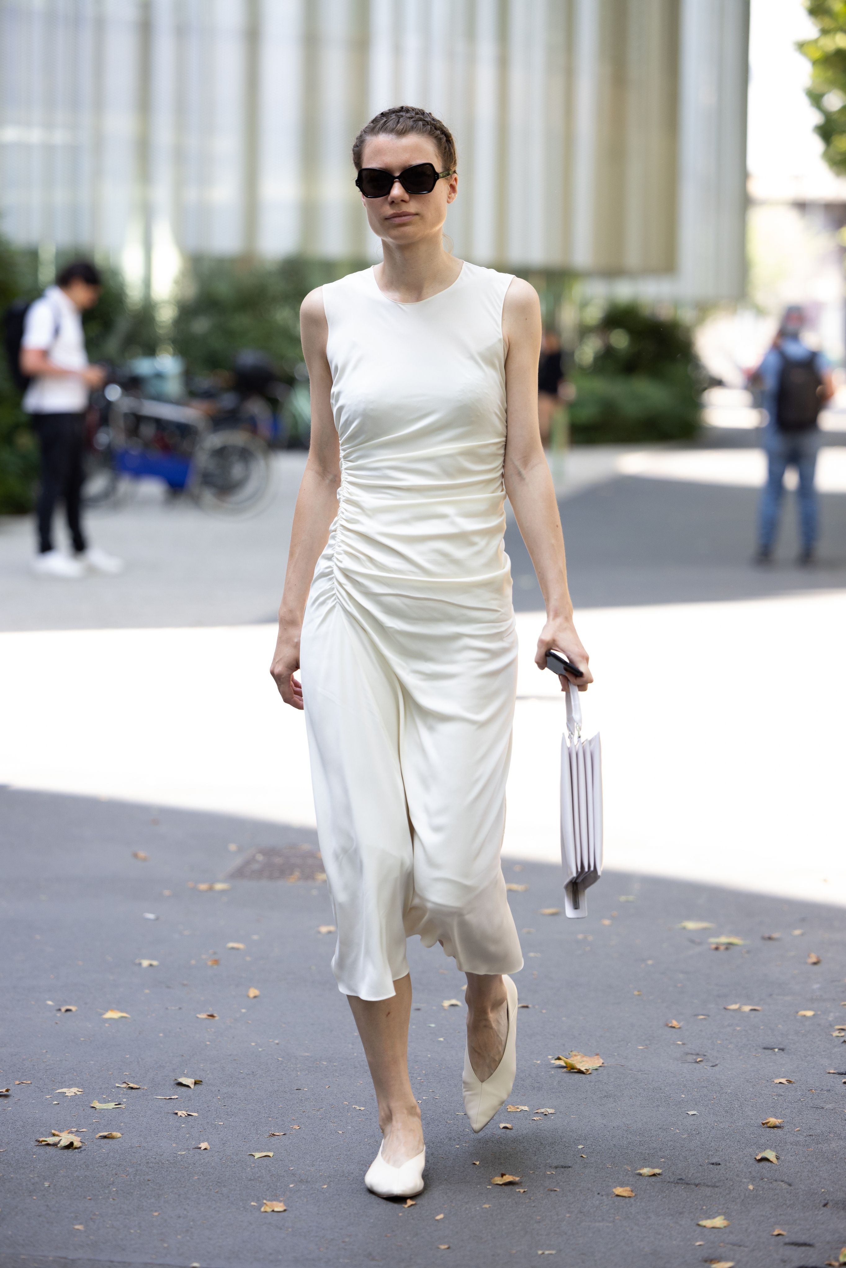 10 looks a la moda para llevar un vestido blanco este verano