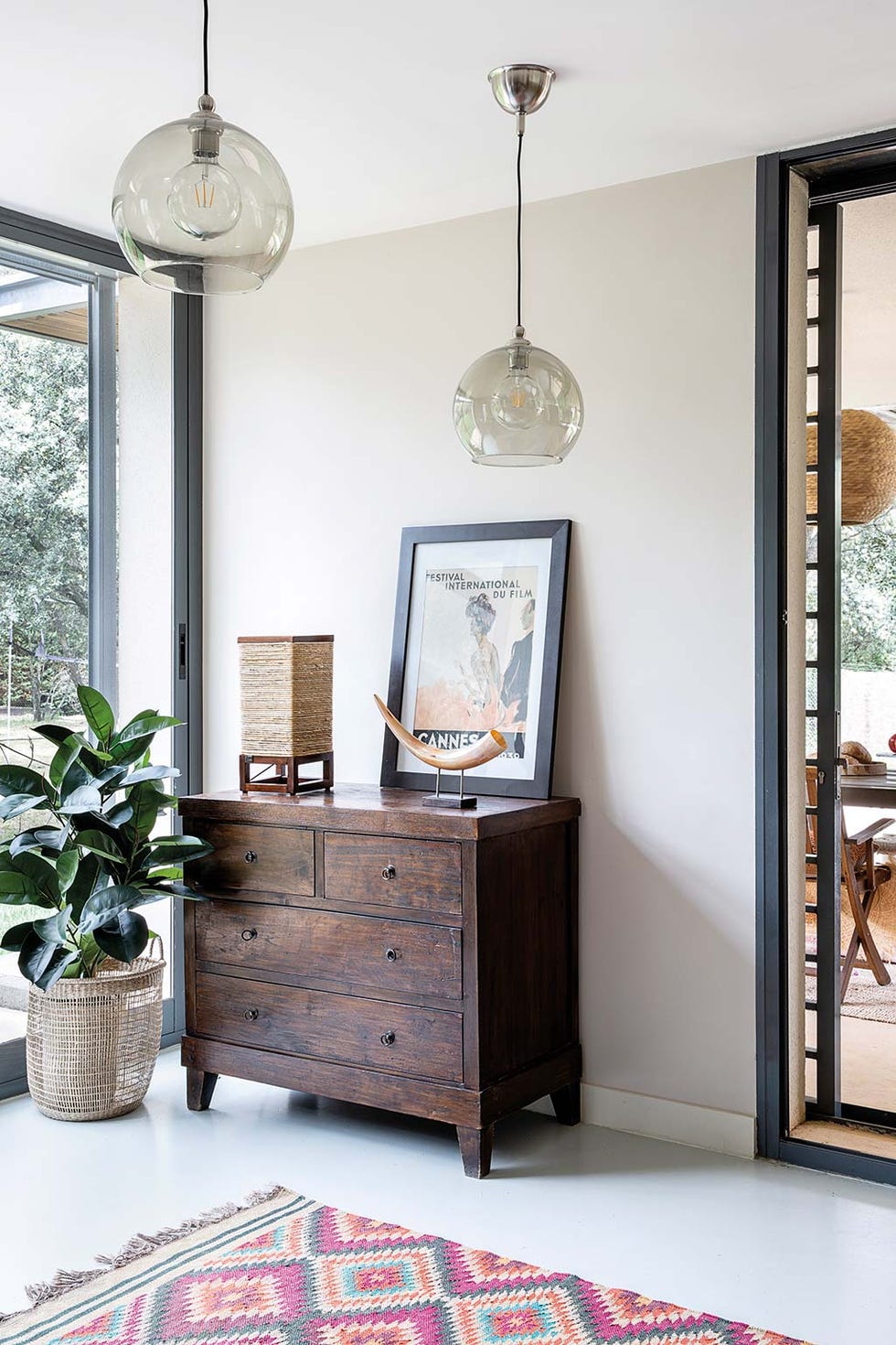 Chalé familiar en Madrid: Mueble de madera en el salón