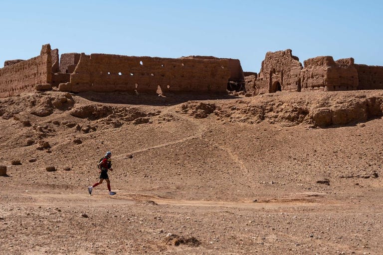 la carrera de larga distancia marathon des sables en marruecos