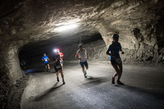 varios corredores corren en el interior de una mina