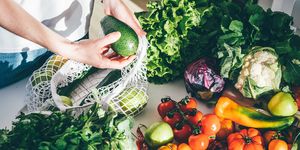 cesta de la compra con verduras y frutas