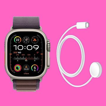 un smartwatch apple watch ultra 2 con dos cables de carga magsafe