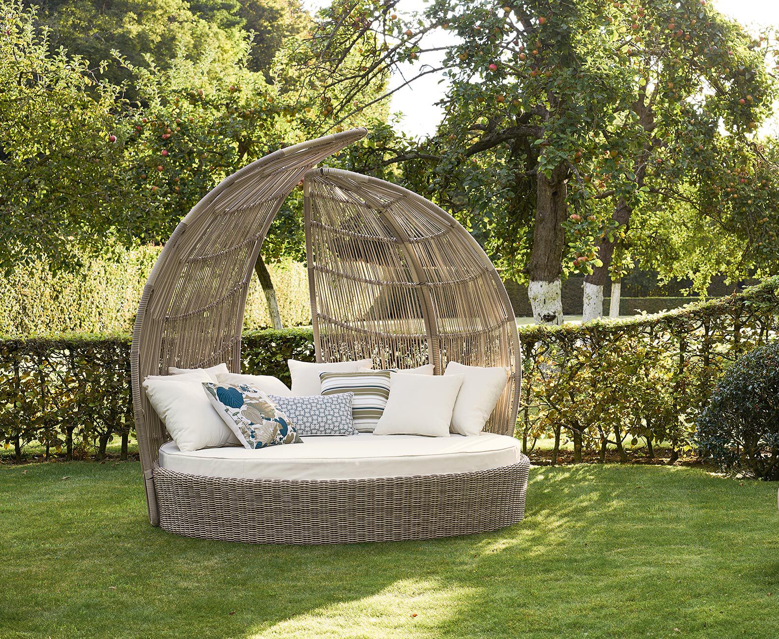 Las mejores tumbonas y hamacas de Maisons du Monde para convertir tu jardín  en el solarium de un hotel de lujo