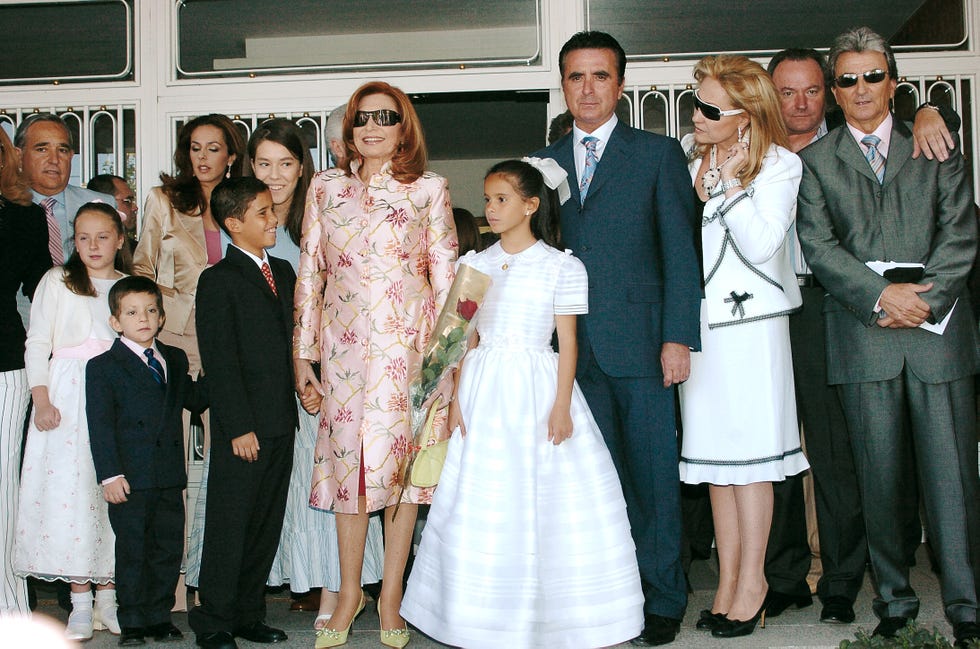 primera comunion de gloria camila ortega mohedano 
en la foto, rocío jurado junto a su marido, josé ortega cano , sus hijos jose fernando ortega y rocio carrasco también aparecen rocio flores carrasco , david flores carrasco , rosa benito , amador mohedano y jose antonio rodriguez