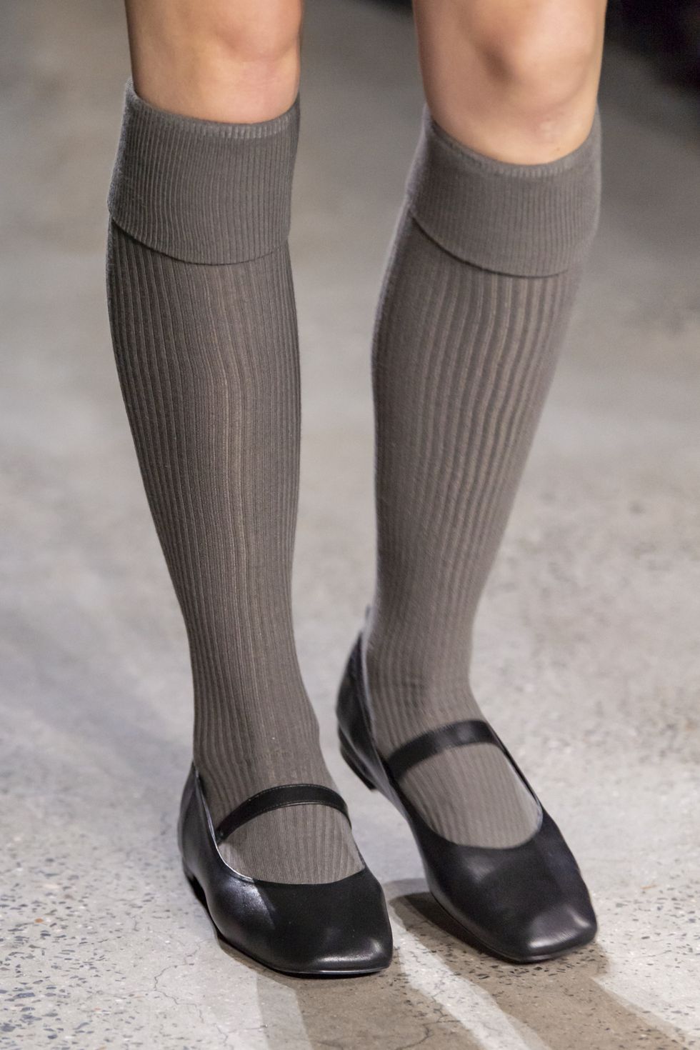 Footwear, Human leg, Sock, Leg, Shoe, Joint, Calf, Knee, Ankle, Tights, 