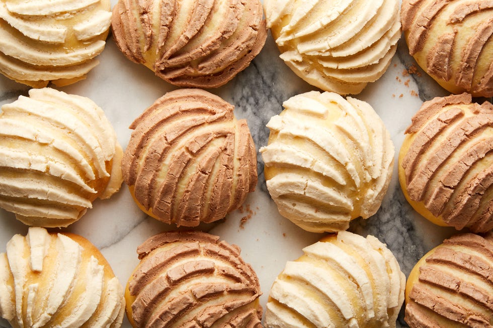 vanilla and chocolate concha bread rolls