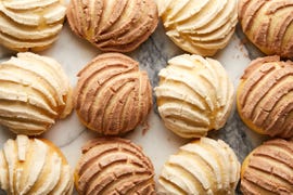 vanilla and chocolate concha bread rolls