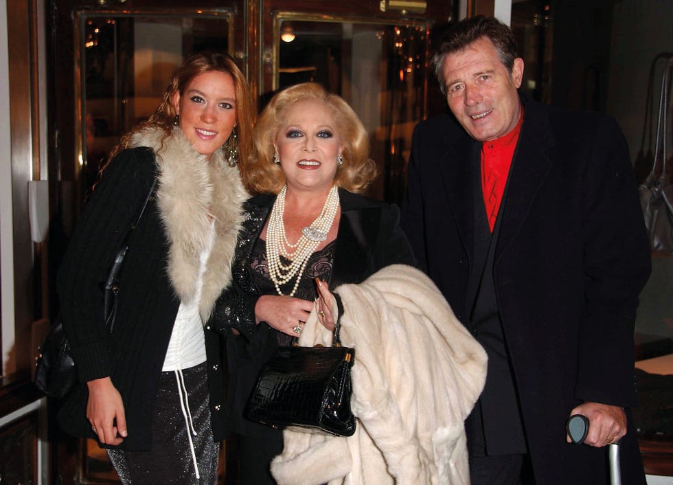 la artista y su marido posan con la hija que tienen en común