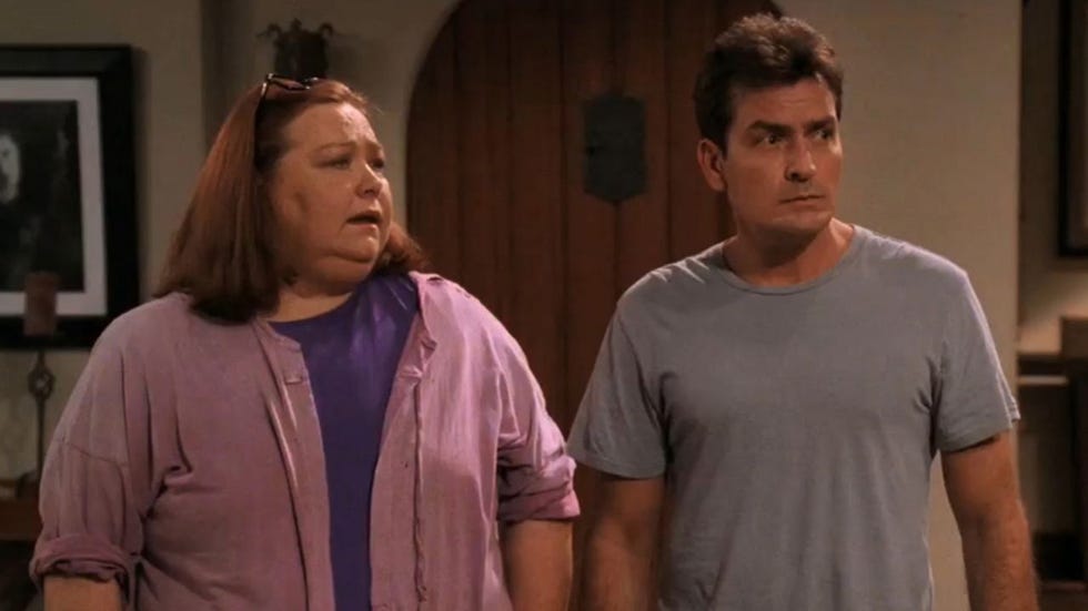 conchata ferrell, como berta, y charlie sheen, como charlie, en la serie 'dos hombres y medio'
