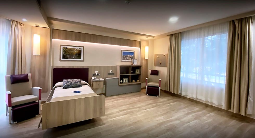 una de las habitaciones y el comedor de la residencia de ancianos en la que vive la actriz