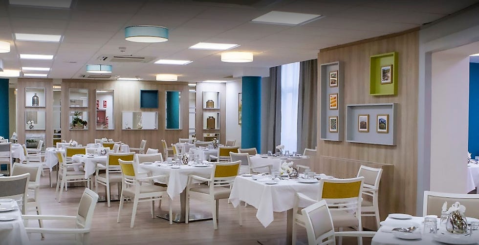 una de las habitaciones y el comedor de la residencia de ancianos en la que vive la actriz
