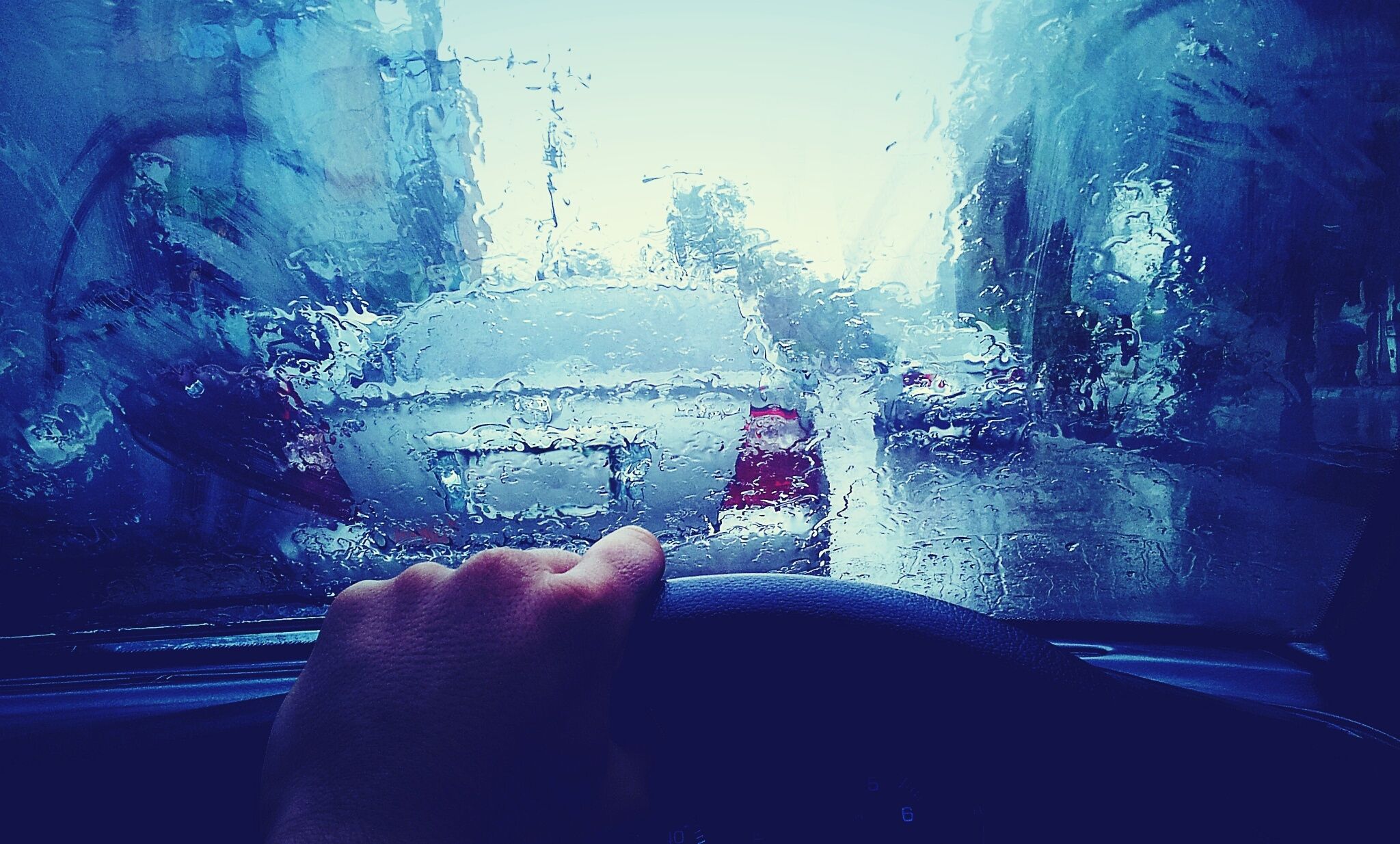 8 consejos para conducir bajo la lluvia