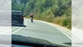fotograma de un vídeo en que se ve la actitud agresiva de conductores con un ciclista