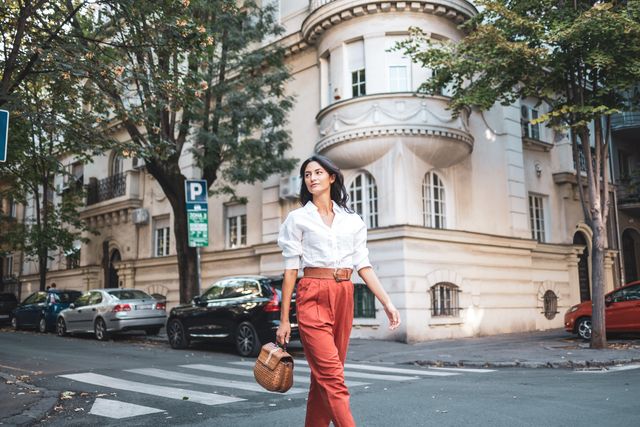 mujer estilo verano sandalias