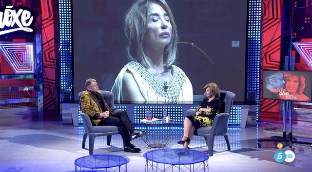 maria teresa campos sentada en el plato de salvame en una entrevista con jorge javier
