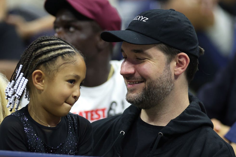 la hija de serena williams anima a su madre llevando un conjunto y peinado en su honor