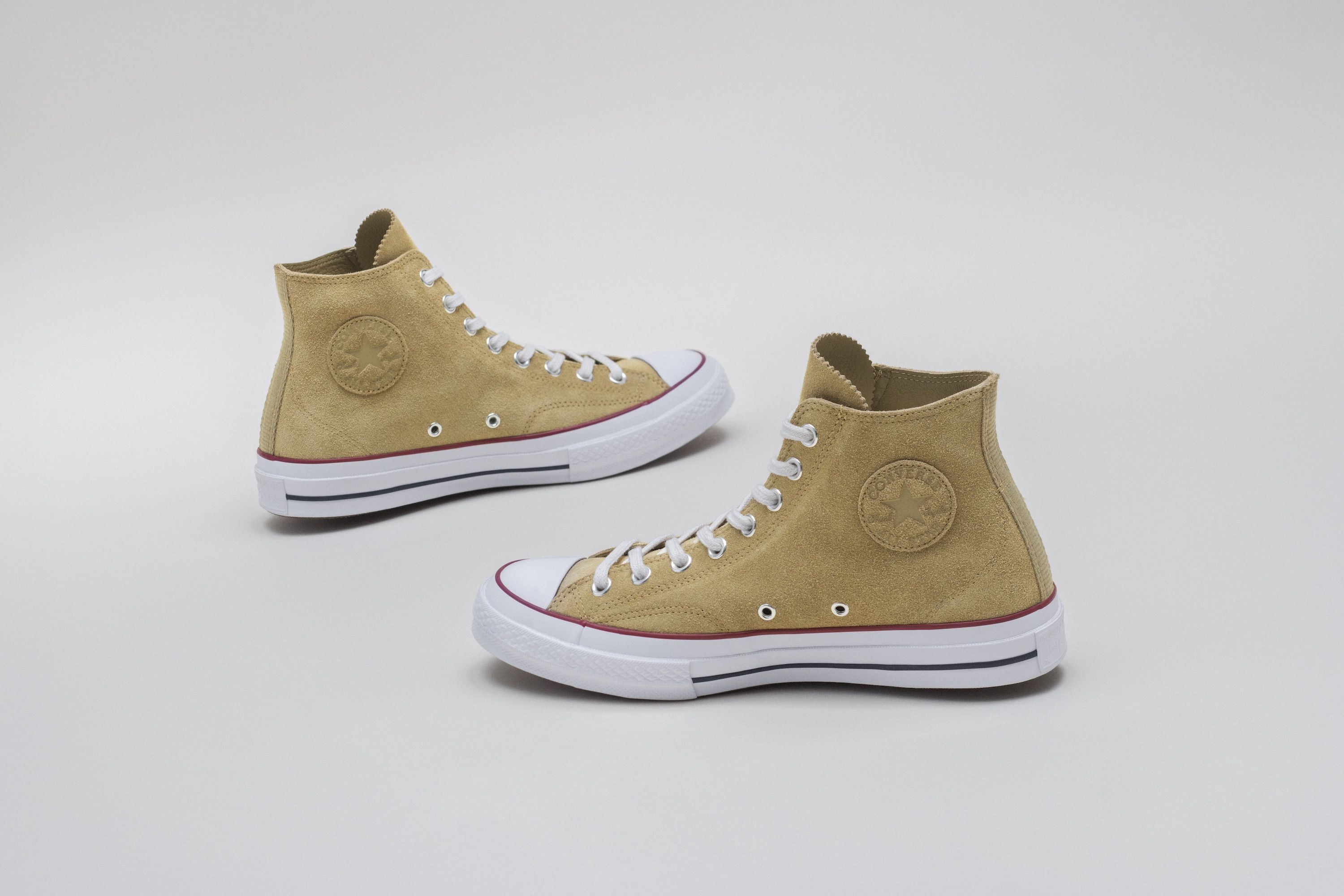 Beige best sale suede converse