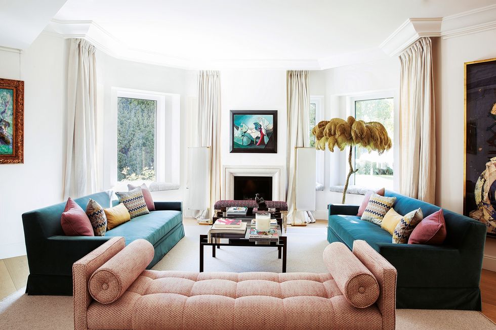 salón con sofás de colores