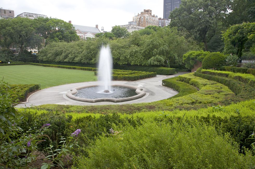 conservatory garden, central park's six acre formal garden, new york, ny, usa ical lawn, clipped yew and single central fountain jet