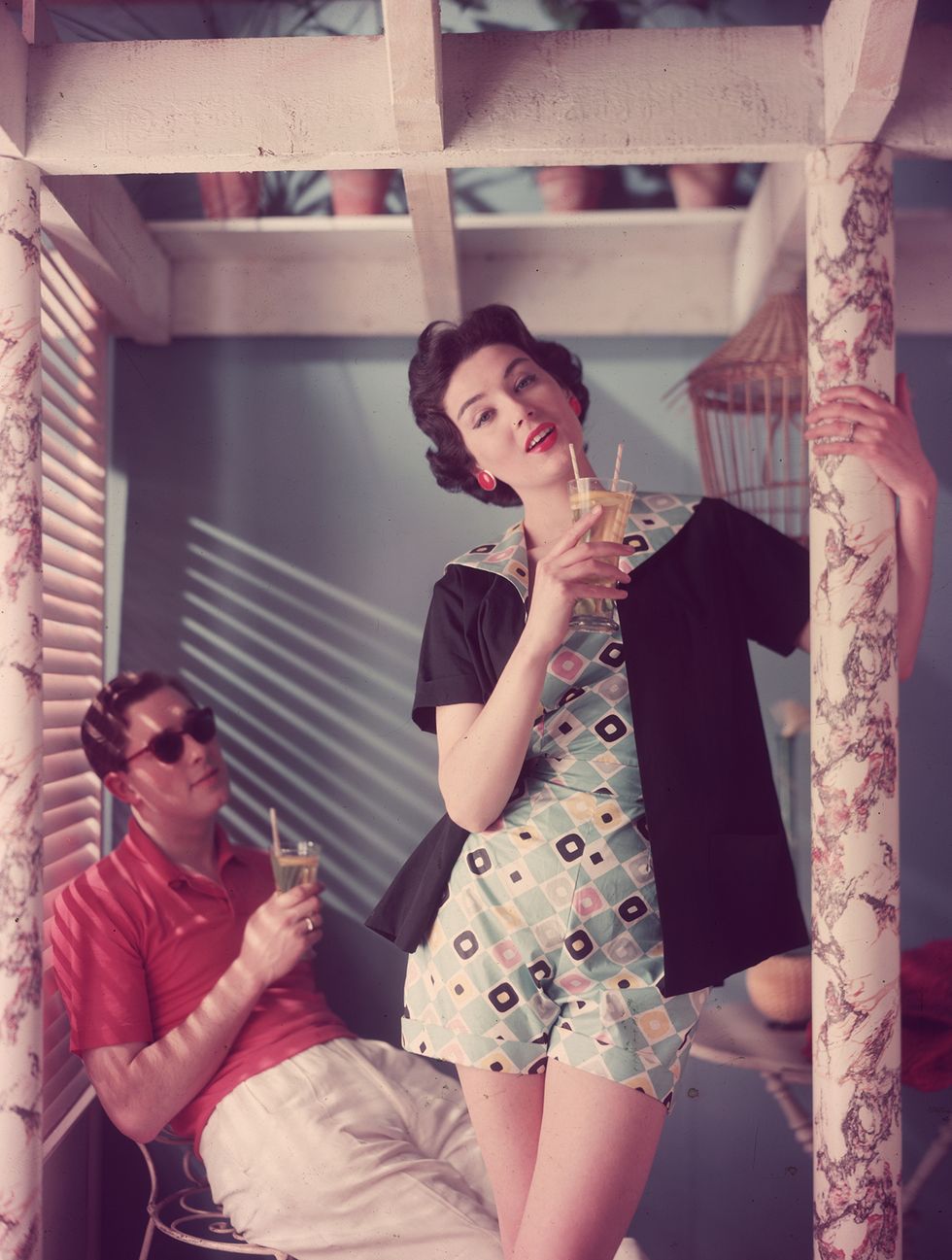 pareja playera tomando cócteles 1955