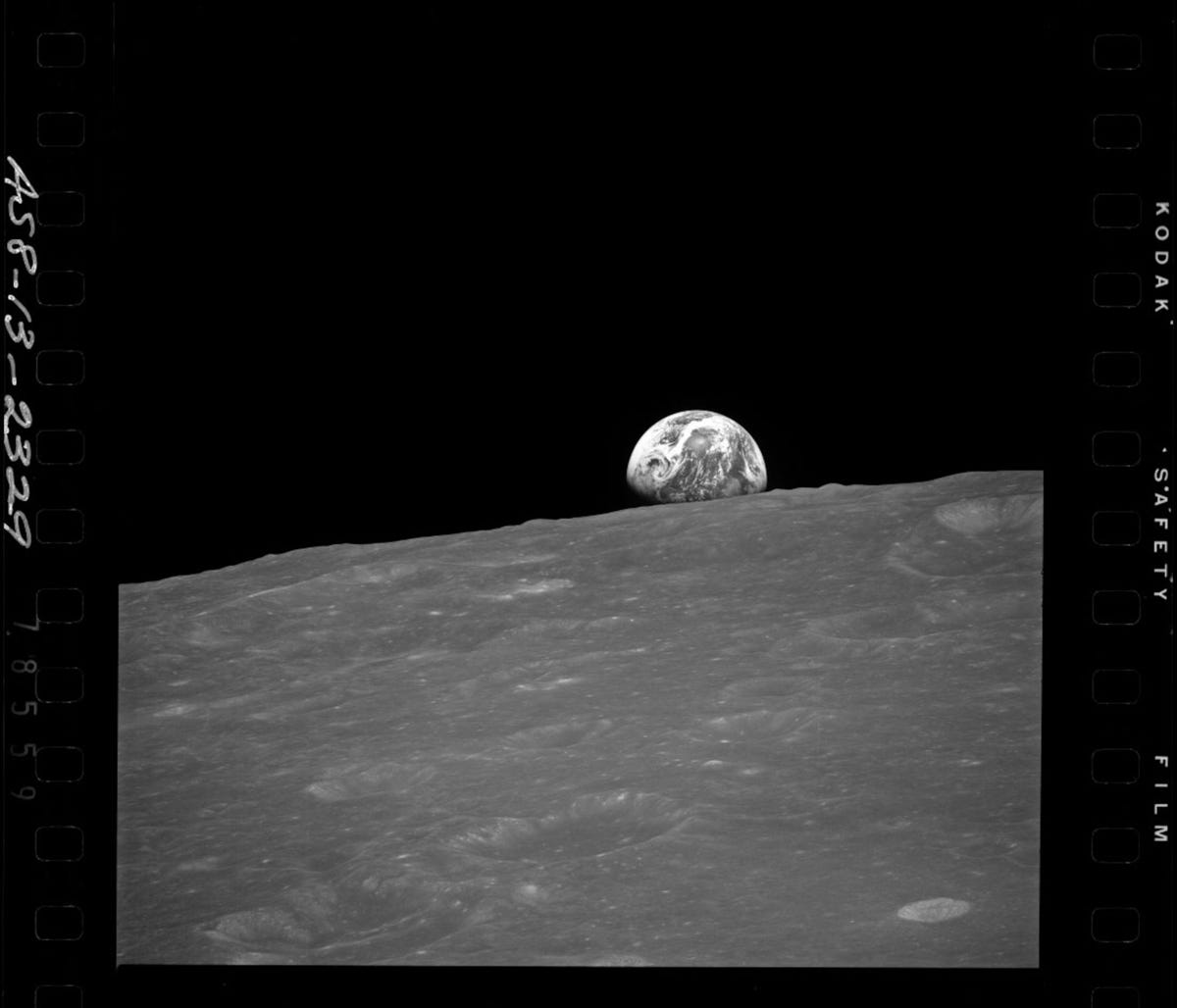 De bemanning van de Apollo 8 Frank Borman Jim Lovell en Bill Anders maakte in 1968 deze opname van de achterkant van de maan met de aarde als achtergrond Onlangs sloeg een achtergelaten raketonderdeel van onbekende oorsprong in op de achterkant van de maan en vormde daar een nieuwe krater