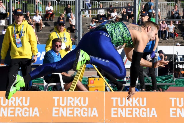 el alemán johannes vetter vuela lateralmente después de un lanzamiento de jabalina en la reunión de turku finlandia del continental tour