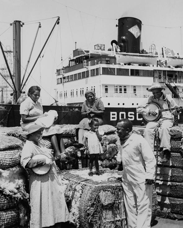 In 1941 gebruikte National Geographic smet uit de tijd van de slavernij om Californische katoenwerkers te beschrijven die wachten om een schip vol te laden Pickaninny banjos and bales are like those you might see at New Orleans