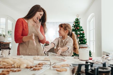 christmas card photo ideas   photo shoot while baking