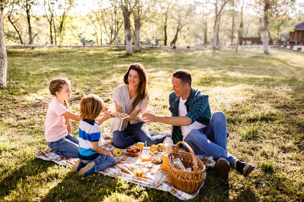una familia hace un picnic al aire libre