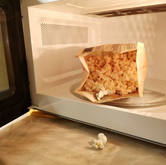 cooking popcorn in the microwave