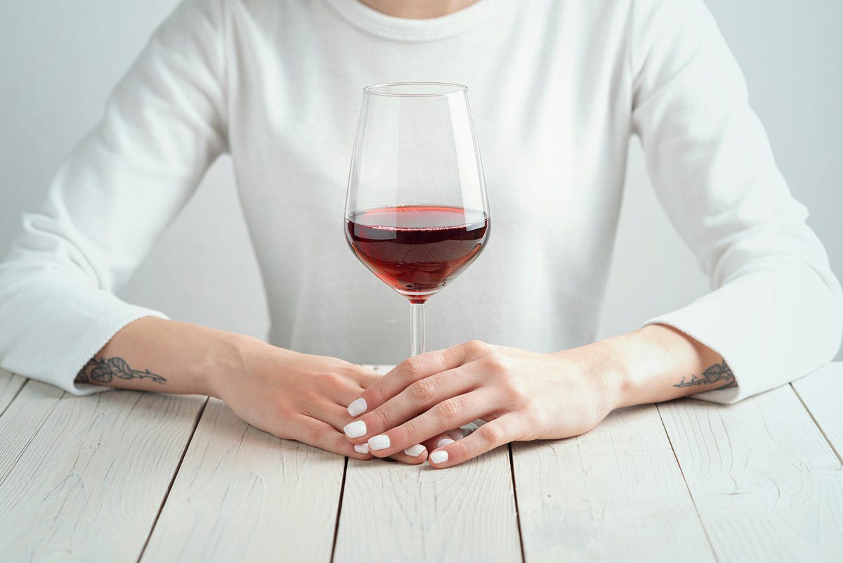 Este vino icónico de La Rioja cuesta 10 euros, tiene un sobresaliente de los que más saben de vino y es, además, uno de los tintos más regalados