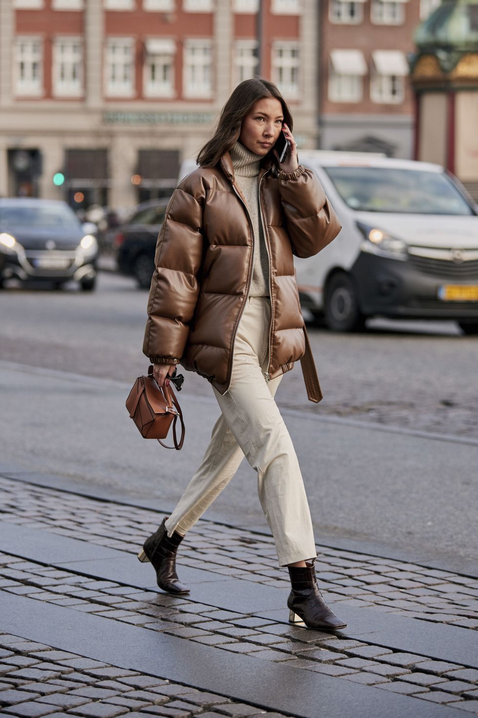 Copenhagen Fashion Week street style,  street style Copenhagen, moda copenhagen, street style copenhagen, colori moda 2019, come abbinare il marrone, come indossare il beige, look moda nordica