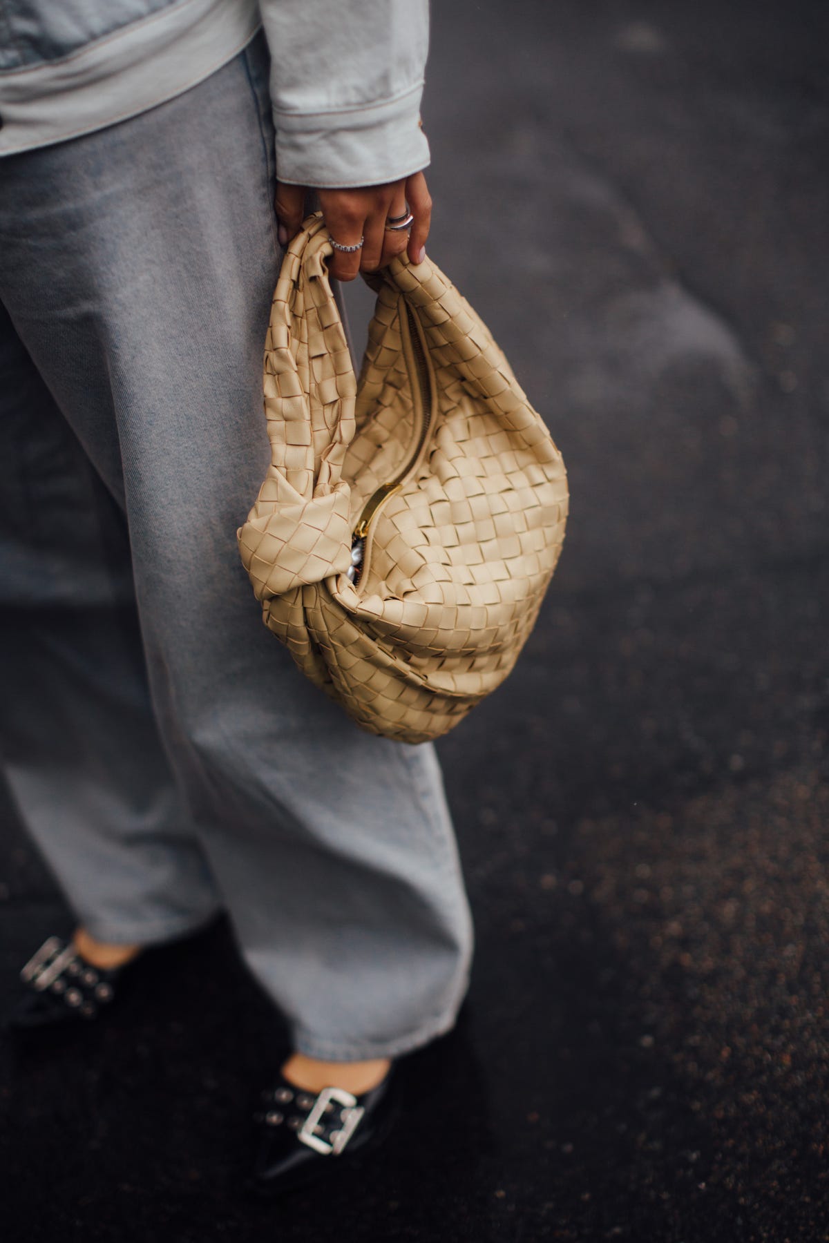 Bottega Veneta borsa Jodie: come abbinarla in 6 look street style