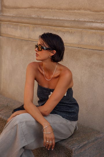 mujer con el pelo corto y gafas de sol