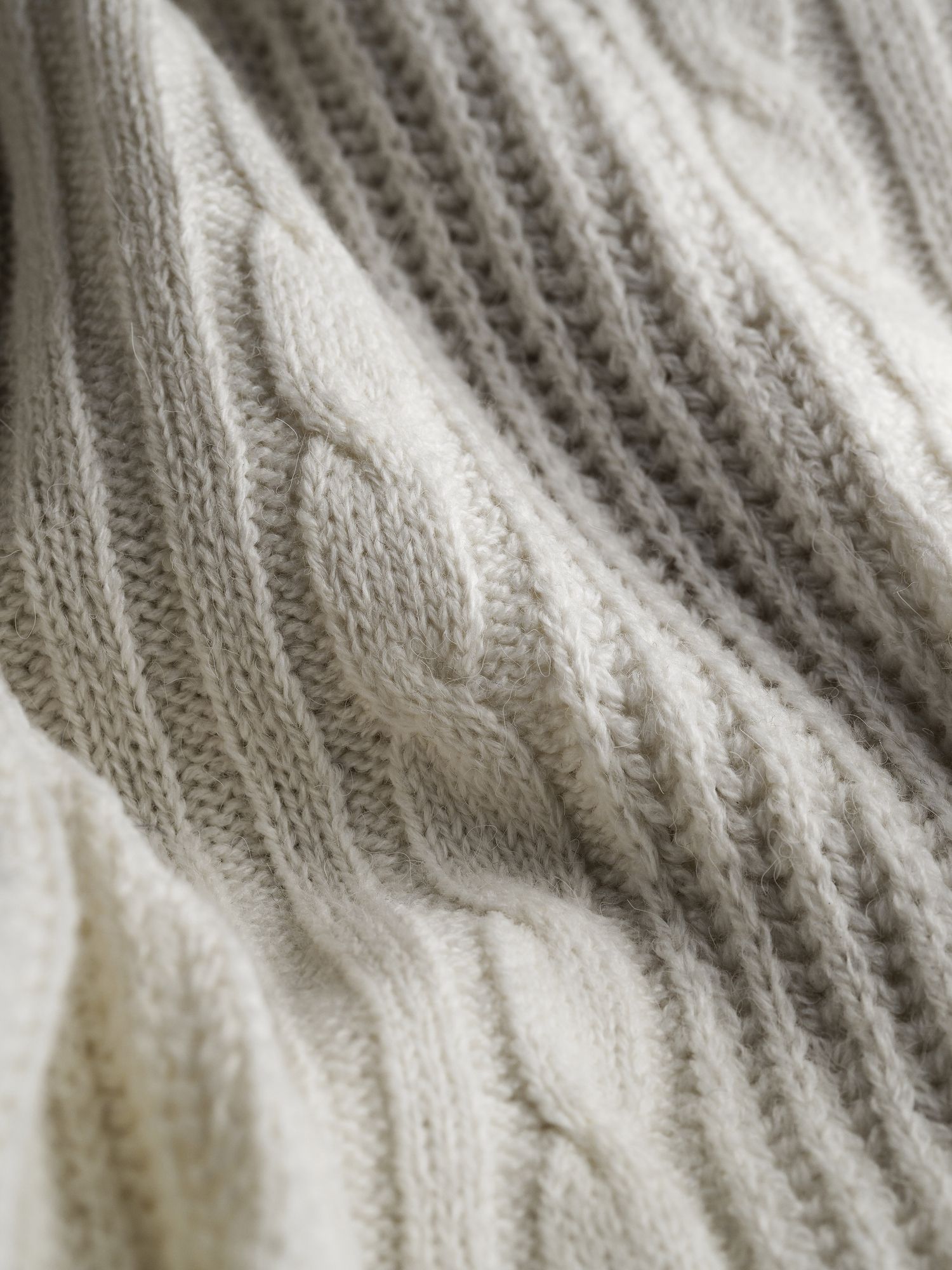 Le 5 coperte in cashmere e lana ideali per l'Inverno