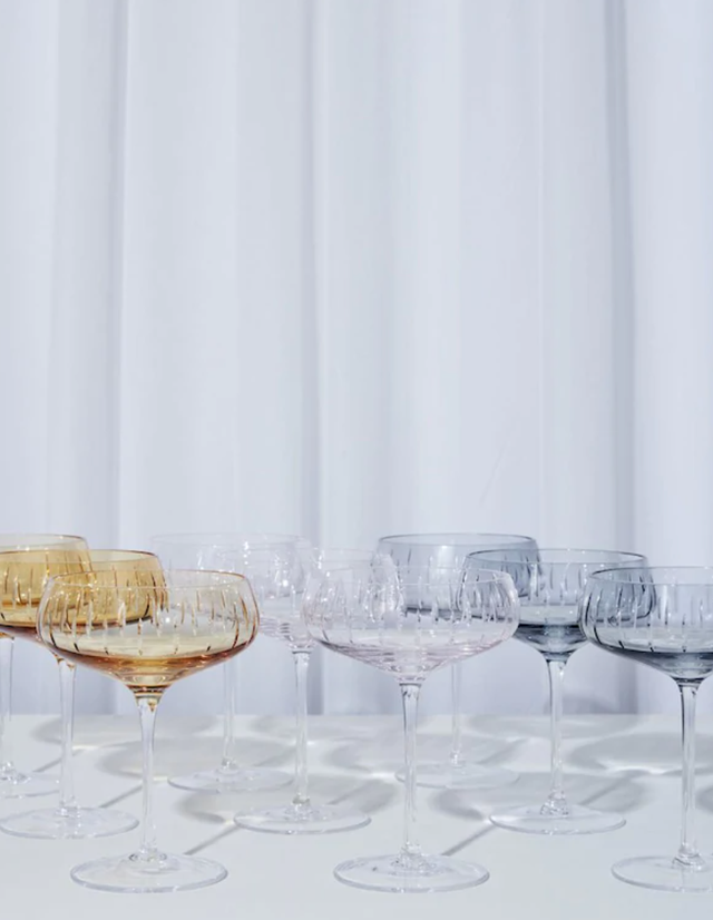le ricette per i cocktail dolci meritano di essere serviti in calici e bicchieri ad hoc, come le coppe in vetro soffiato a mano di louise roe copenhagen