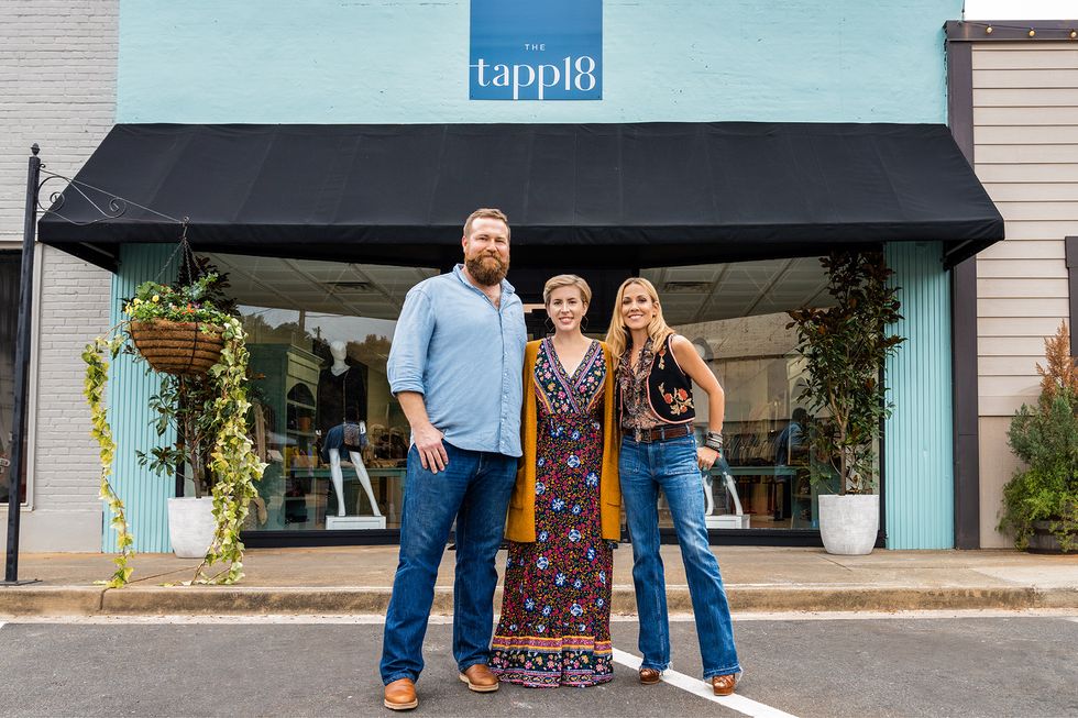 as seen on home town takeover, ben napier, erin napier, and sheryl crow pose outside the tapp18