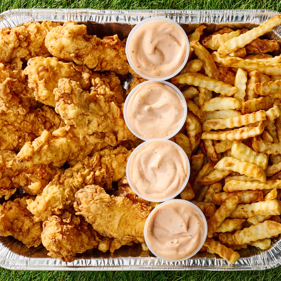 raising cane's chicken and sauce with crinkle fries