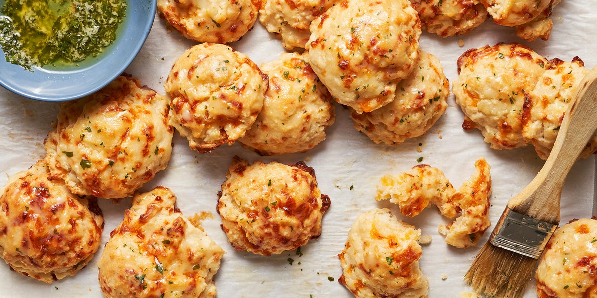 preview for These Copycat Red Lobster Cheddar Bay Biscuits Are A Garlic Lover's Fantasy