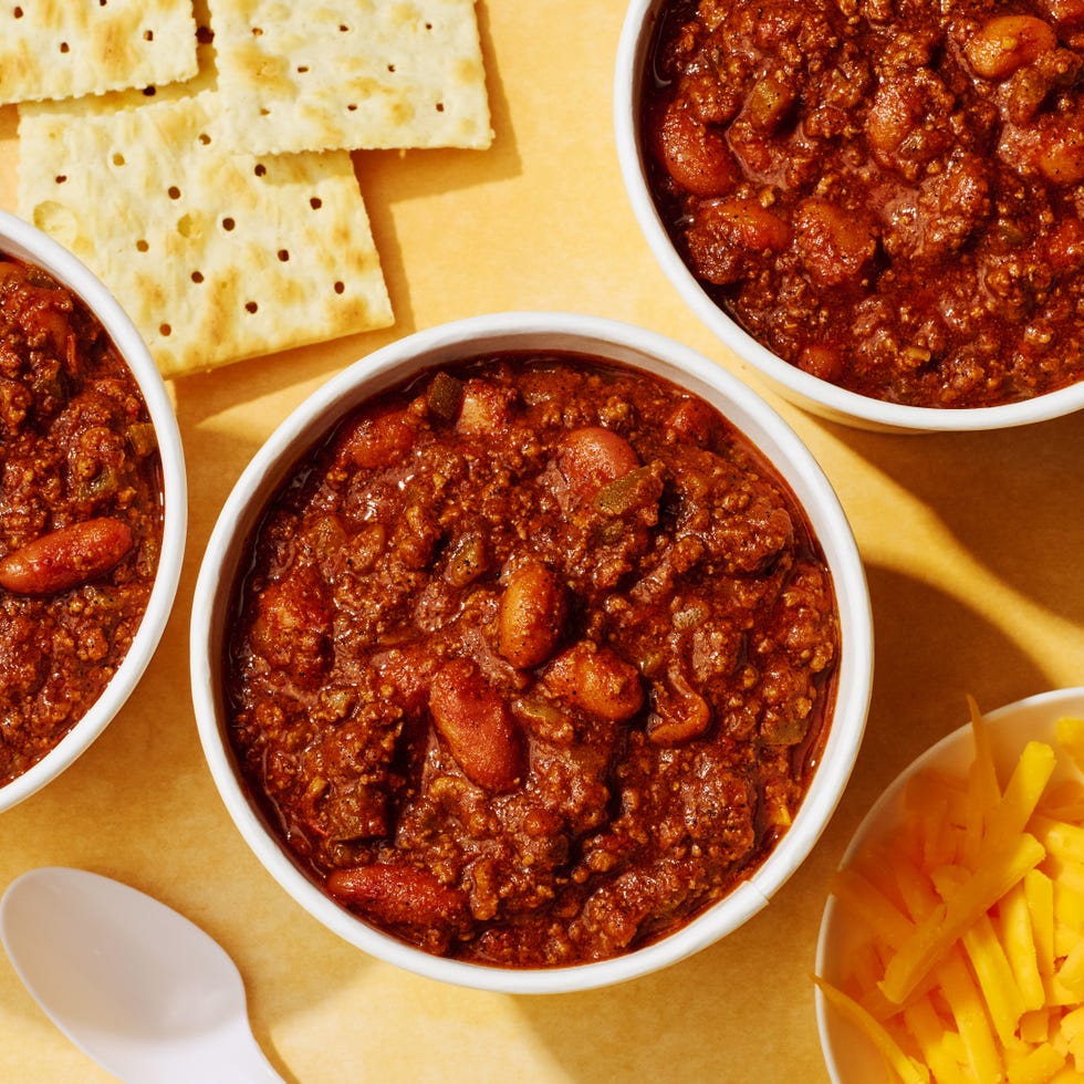 copycat wendy's chili topped with cheese and saltines