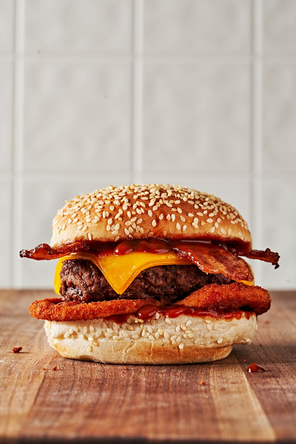 copycat western bacon cheeseburger with onion rings
